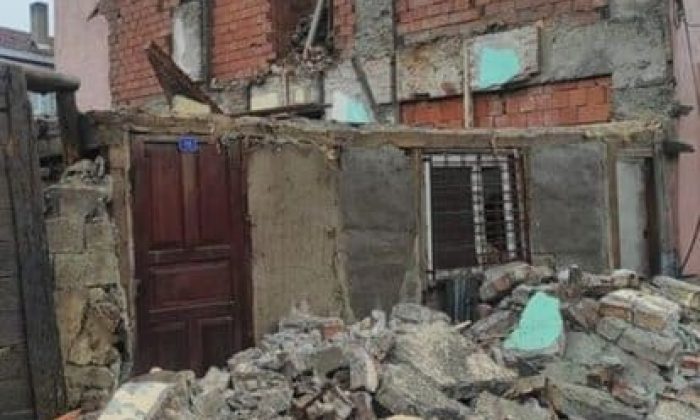 KENTSEL DÖNÜŞÜM ALANINDA TALİHSİZ KAZA: ENKAZ ALTINDA KALDILAR