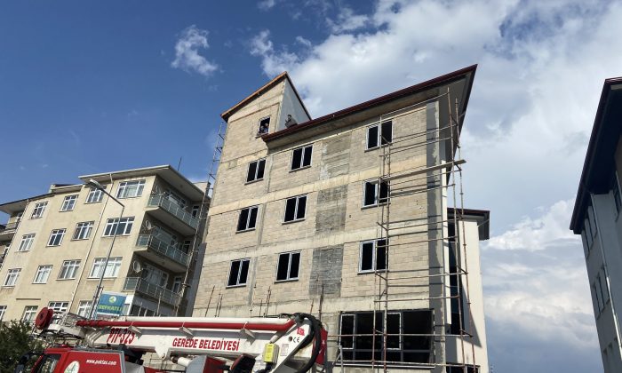 GEREDE’DE İNTİHAR GİRİŞİMİ: ÇATIYA ÇIKAN VATANDAŞI POLİS İKNA ETMEYE ÇALIŞIYOR