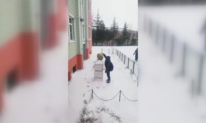 GENÇ ÖĞRENCİDEN ANLAMLI DAVRANIŞ: ATATÜRK BÜSTÜNDEKİ KARI ELLERİYLE TEMİZLEDİ