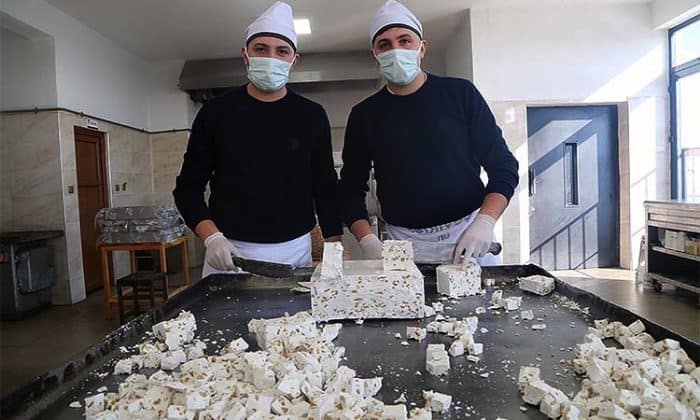 GEREDE’NİN MEŞHUR ŞAK ŞAK HELVASI RUSYA VE UKRAYNA SOFRALARINI SÜSLÜYOR