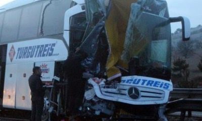 GEREDE’DE OTOBÜS KAMYONA ÇARPTI