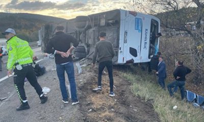 YOLCU OTOBÜSÜ DEVRİLDİ