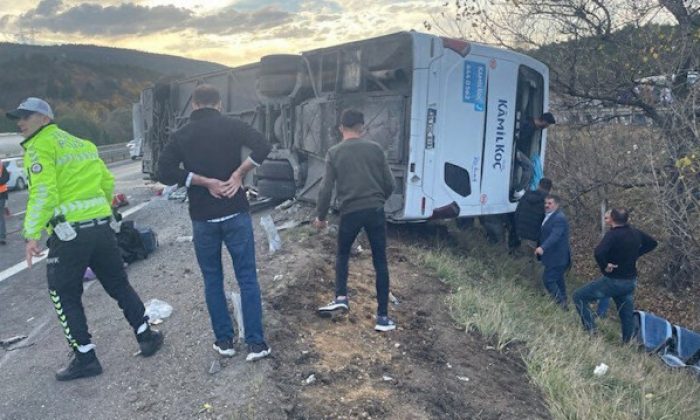 YOLCU OTOBÜSÜ DEVRİLDİ