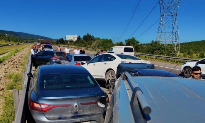 ZİNCİRME KAZA: 6 ARAÇ BİRBİRİNE GİRDİ
