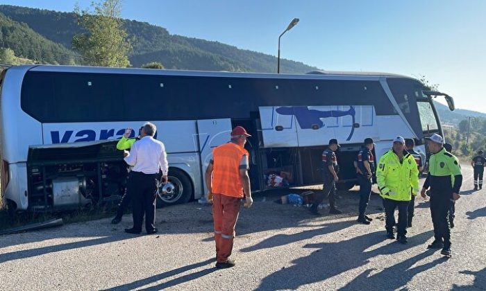 OTOBÜS YOLDAN ÇIKTI: 14 YARALI