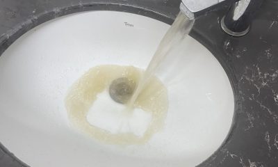 SU KESİNTİSİ SONRASI MUSLUKLARDAN KİRLİ SU AKIYOR: YETKİLİLERDEN UYARI