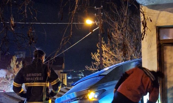 GEREDE’DE FECİ KAZA: ARAÇ EVİN CAMINDAN İÇERİ GİRDİ