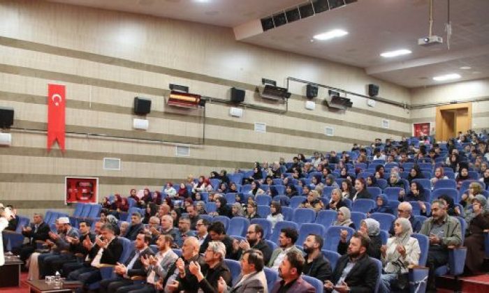GEREDE’DE GÖNÜLLERE DOKUNAN GECE: KUR’AN ZİYAFETİ VE AİLE KONFERANSINA YOĞUN İLGİ