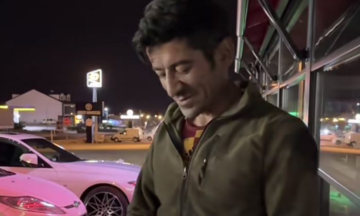 HAKKI USTA, ARAÇ MOTORUNDA SIKIŞAN YAVRU KEDİYİ KURTARDI